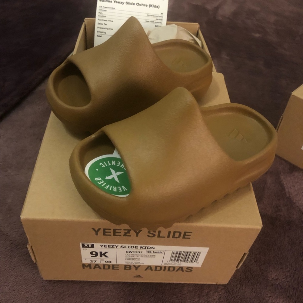 Yeezy slides kids size 9k.
